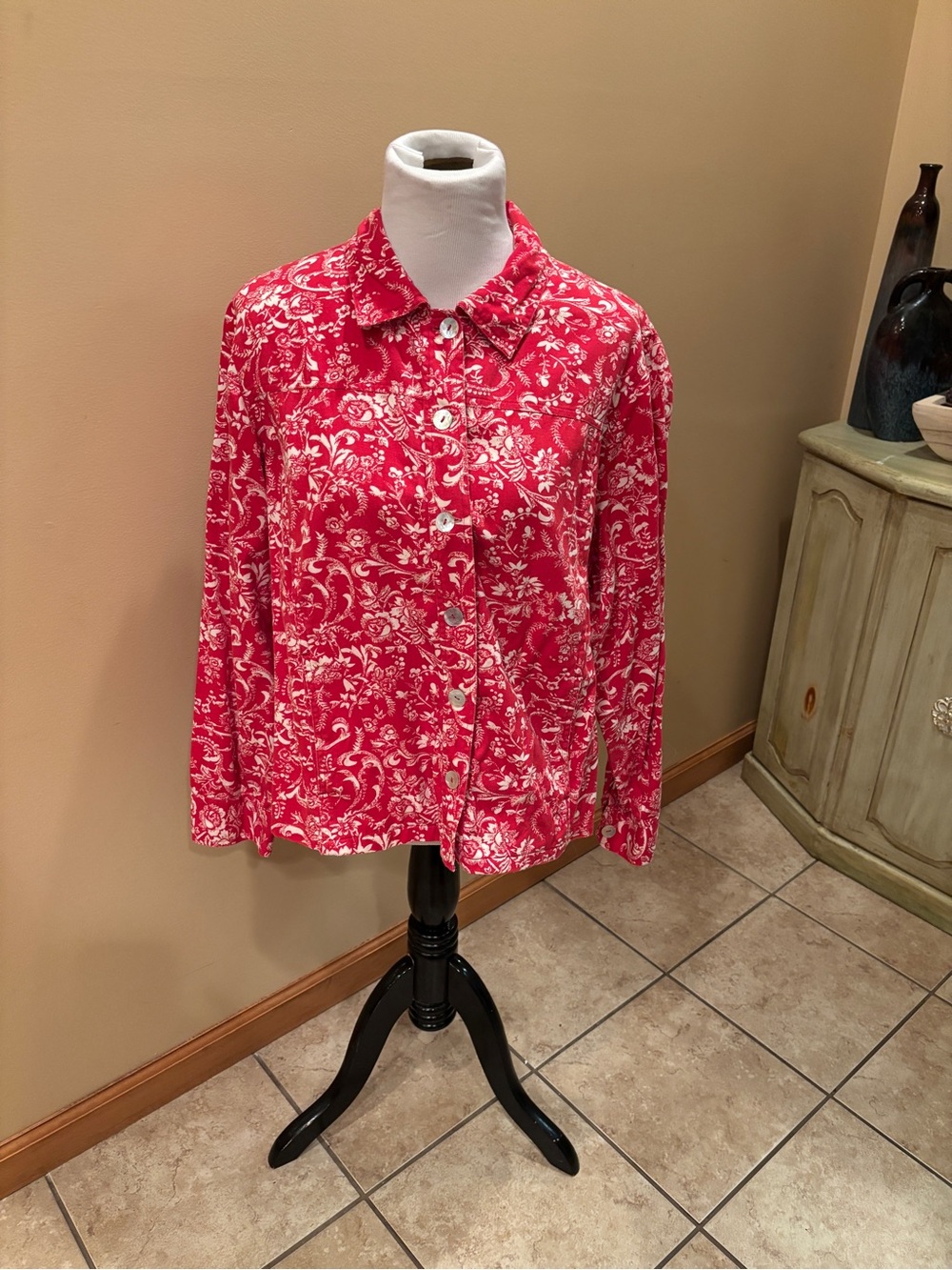 Serengeti Women’s Red & White Floral Print Button Down Shirt
